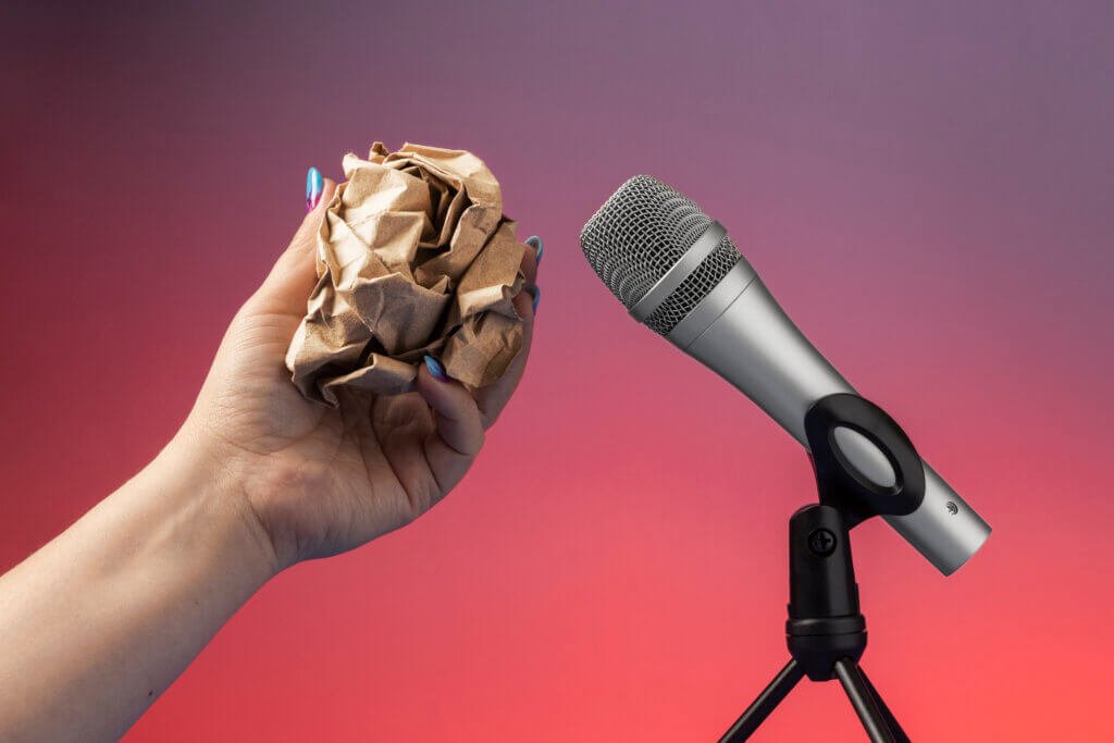 الفرق بين المايك السلكي واللاسلكي